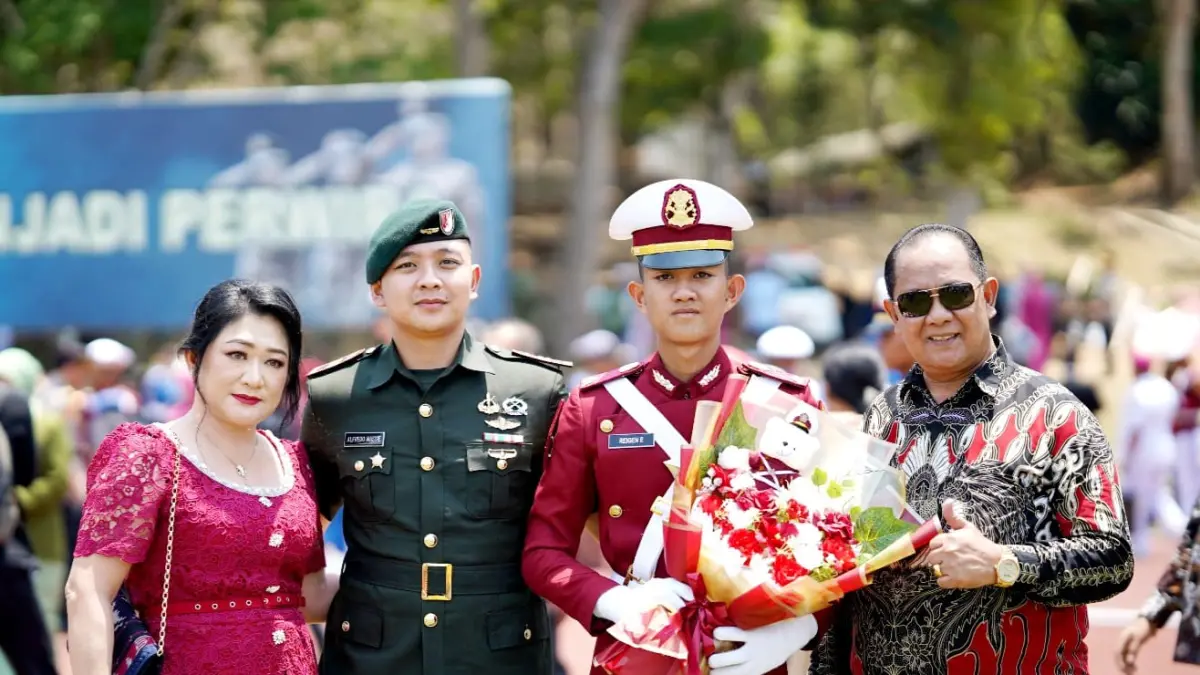 SUKSES: Keluarga Besar Massie-Lolowang. Dua putra terbaik dari pasangan Frede Aries Massie (FAM) dan Marini Juliet Lolowang telah mengukir prestasi membanggakan dengan mengabdikan diri bagi bangsa dan negara melalui institusi pertahanan dan keamanan.
Putra sulung Lettu Inf Alfredo Mariando Massie S.Tr.Han, saat ini telah resmi menyandang pangkat Letnan Satu Infanteri dan mengabdi sebagai Perwira TNI Angkatan Darat. Dengan gelar Sarjana Terapan Pertahanan, Lettu Inf Alfredo Mariando Massie S.Tr.Han. Sang adik, Bhayangkara Taruna Akpol Reigen Efrata Massie, kini tengah menempuh pendidikan sebagai Taruna Akademi Kepolisian.