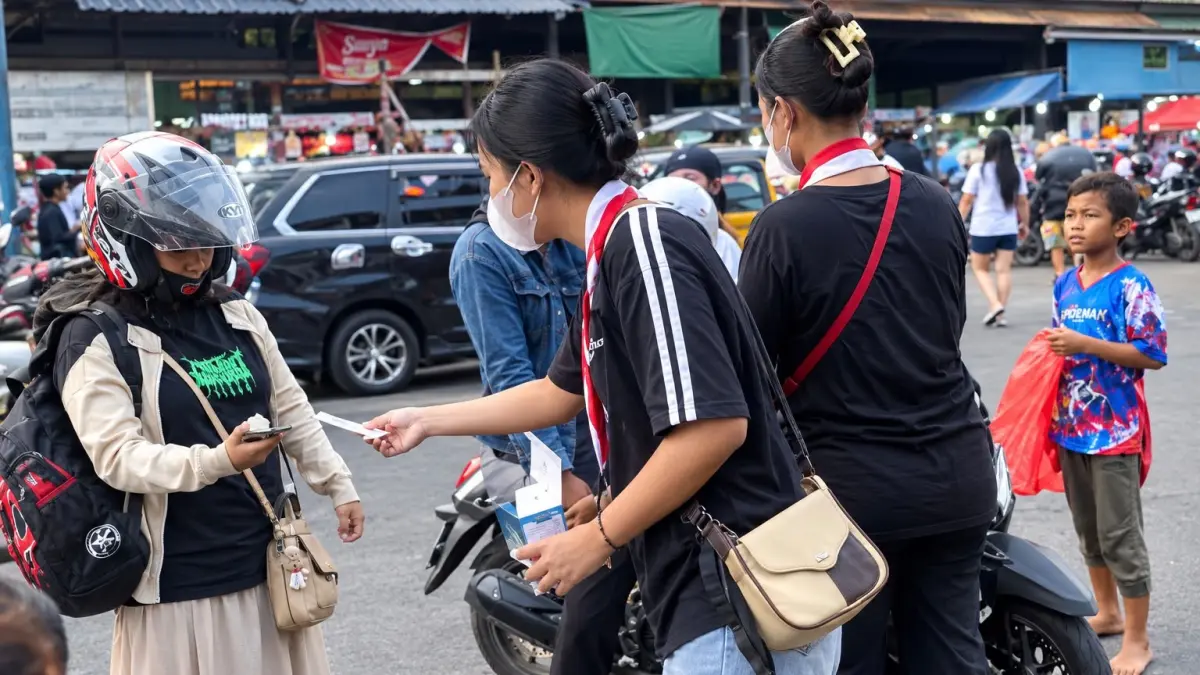 GMNI Manado membagikan masker pada warga yang ada di Pasar Bersehati Manado.