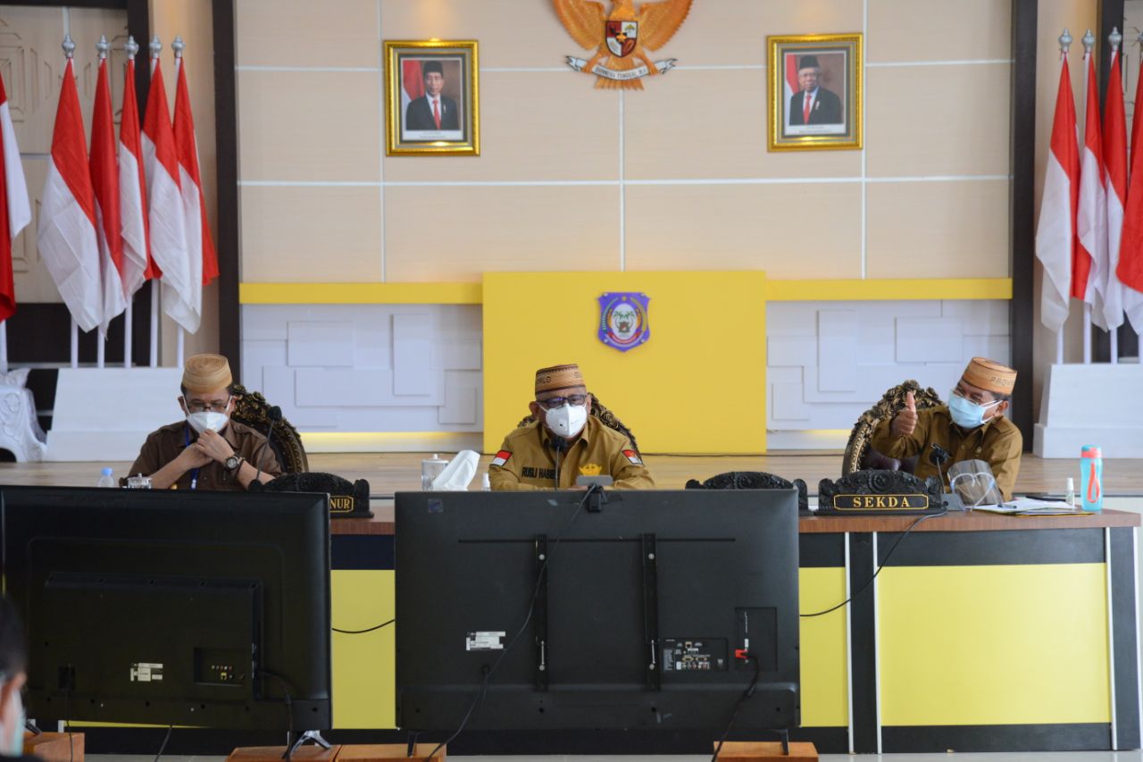 TEGAS: Gubernur Gorontalo Rusli Habibie didampingi Wagub Idris Rahim dan Sekprov Gorontalo Darda Daraba mengikuti rapat forkopimda yang diperluas membahas evaluasi Pergub 41/2020 tentang Penerapan Disiplin dan Penegakan Hukum Protokol Pencegahan dan Penge