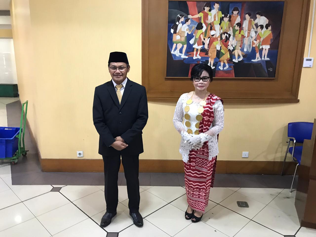 Rektor Unima periode 2020-2024 Prof Dr Deitje Adolfien Katuuk MPd (kanan) bersama Sekjen Kemendikbud Prof Ainun Na’im PhD sesaat setelah pelantikan. (Foggen Bolung/MP)