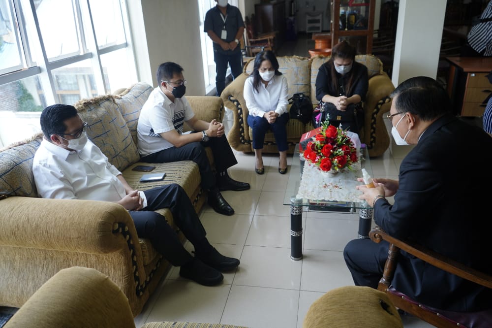 Ketua BPMS GMIM Pdt Dr Hein Arina, saat mendoakan bakal Calon Wali Kota dan Wakil Wali Kota Manado Mor Dominus Bastiaan dan Hanny Joost Pajouw (MOR-HJP), masing-masing bersama istri Imelda Markus dan Deyvi Mailoor, Selasa (15/9).