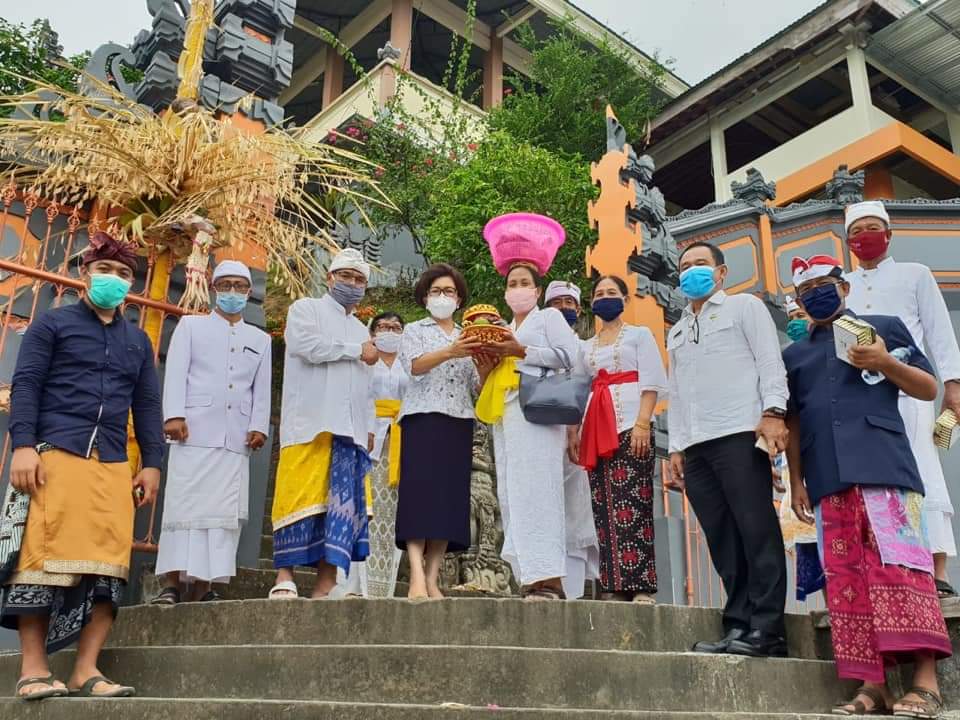 KHUSYUK: Calon Wali Kota Manado Julyeta Paulina Amelia Runtuwene (JPAR) menghadiri perayaan Hari Raya Galungan bersama umat Hindu, di Pura Jagadhita Manado.