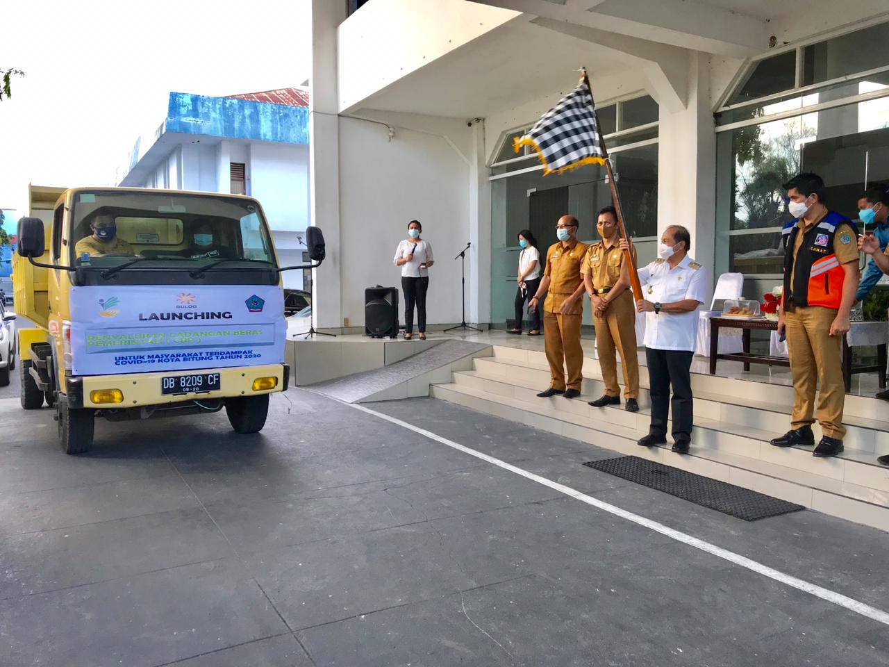 Wali Kota Maximiliaan Jonas Lomban saat melepas bantuan cadangan beras di lobi Kantor Wali Kota Bitung, Selasa (22/9).
