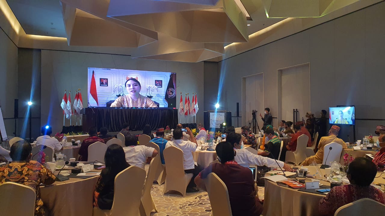 Wakil Menteri Pariwsata dan Ekonomi Kreatif (Wamenparekraf) Angela Tanoesoedibjo dalam Rapat Koordinasi Pengembangan Pariwisata Wilayah Koordinatif BOPLBF secara virtual. Foto: Dok Kemenparekraf.