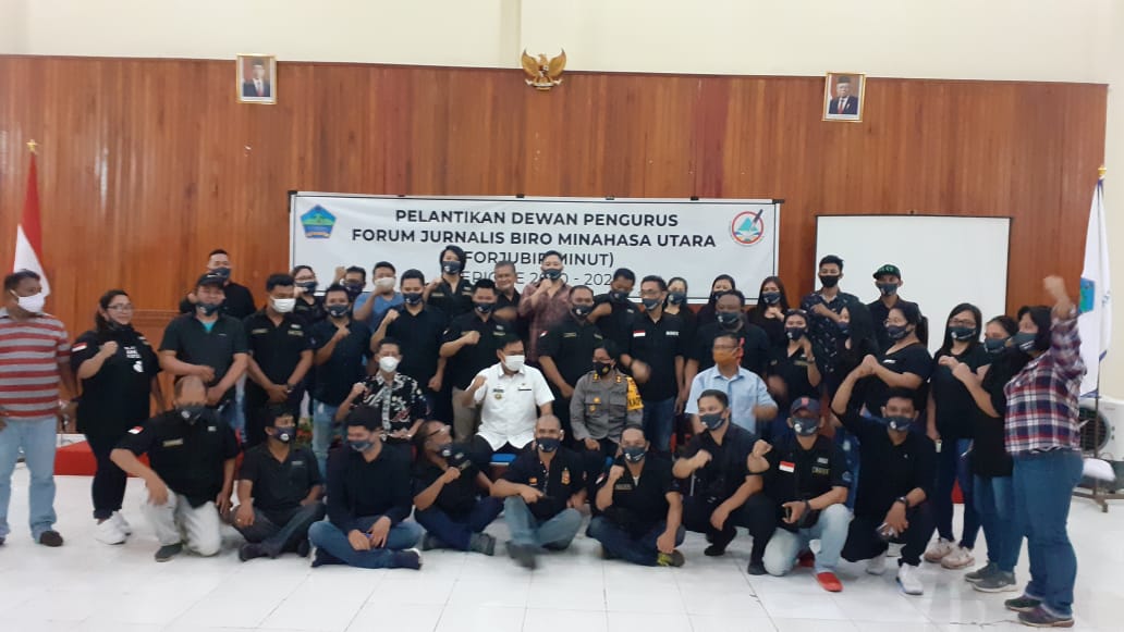 LANTIK: Pjs Minut Clay Dondokambey didampingi Kapolres Grace Rahakbau, Ketua PN Mohammad Soleh, Kadiskominfo Theodore Luntungan saat melantik Forjubir Minut.