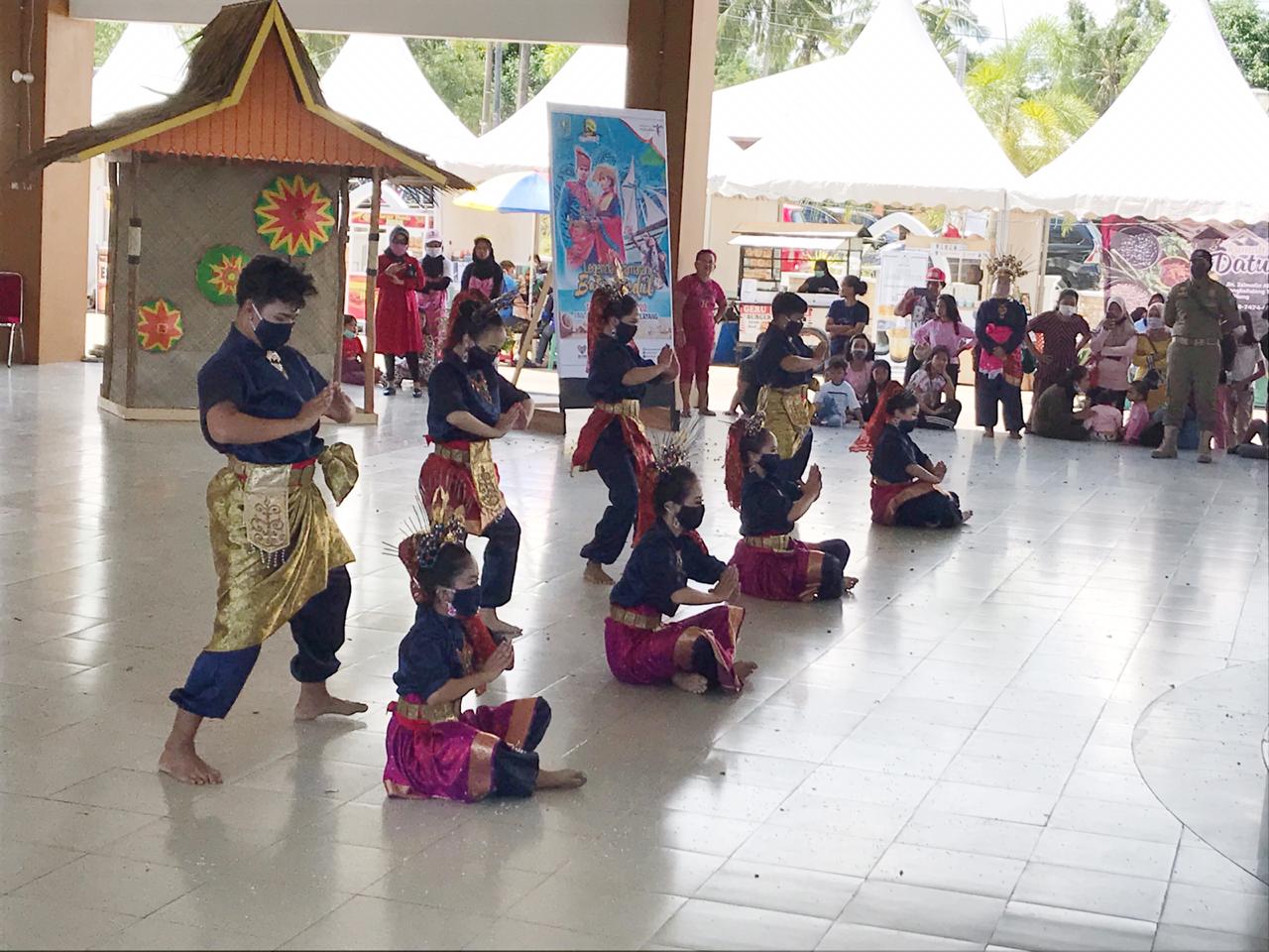 Tari-tarian daerah Belitung saat pembukaan rangkaian kegiatan Festival Tanjung Kelayang, Minggu (15/11). Foto: Foggen Bolung