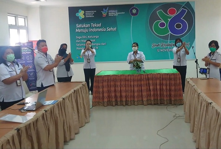 APRESIASI NAKES: Direktur Poltekkes Kemenkes Manado Dra Elisabeth Barung MKes Apt bersama jajarannya serta para dosen saat melakukan gerakan tepuk tangan selama 56 detik.