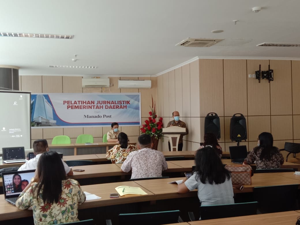 BELAJAR: Staf Ahli Bupati Talaud Amos Sasau ketika membuka pelatihan jurnalistik Pemkab Talaud bersama Manado Post yang digelar di Grha Pena, Kamis (19/11).