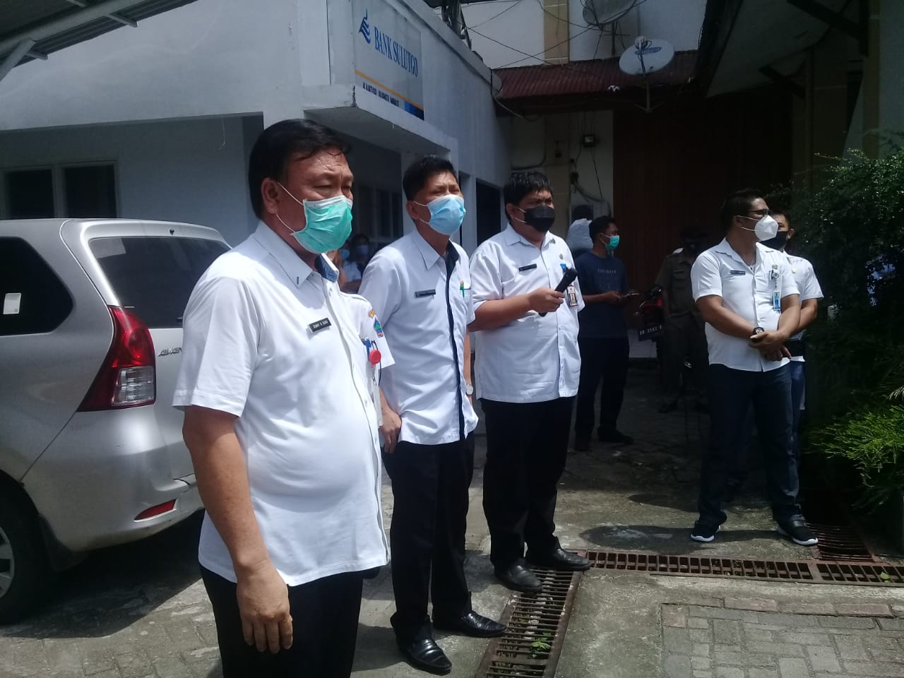 PERTAMA TERJADI: ASN dan THL Pemkab Minut menggelar aksi demo di Kantor Bupati, Rabu (18/11).