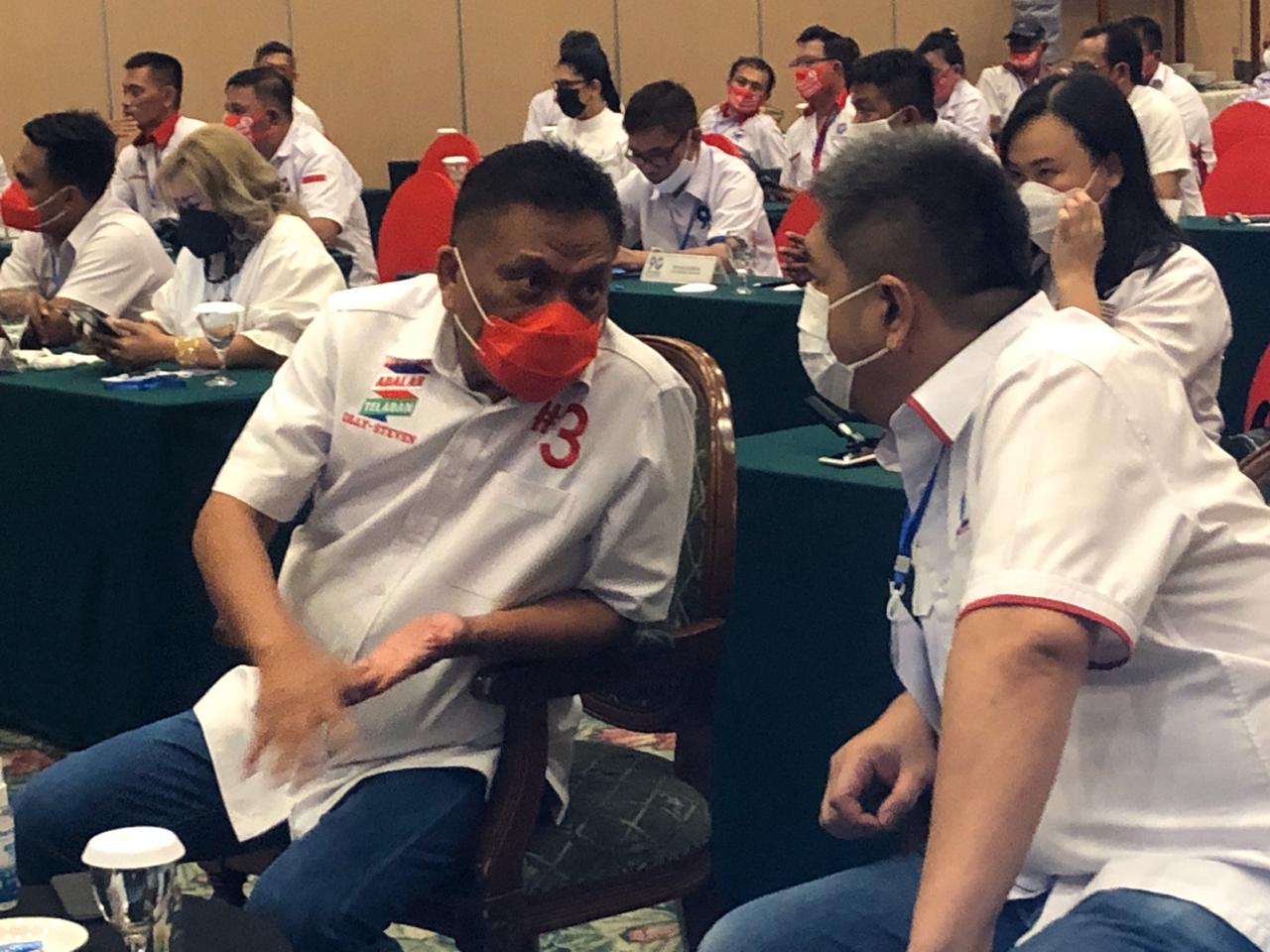 DEKAT: Ketua DPW Perindo Sulut Hendrik Kawilarang Luntungan (HKL) bersama calon Gubernur Sulut Olly Dondokambey.