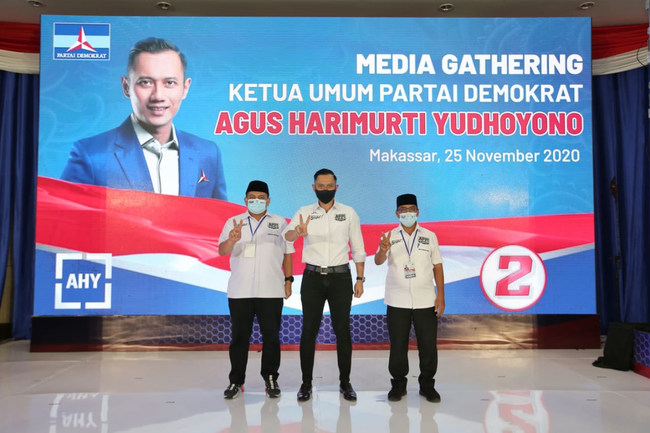 Ketua Umum Partai Demokrat Agus Harimurti Yudhoyono bersama Calon Wali Kota dan Wakil Wali Kota Makassar nomor urut 2 Munafri Arifuddin-Rahman Bando.