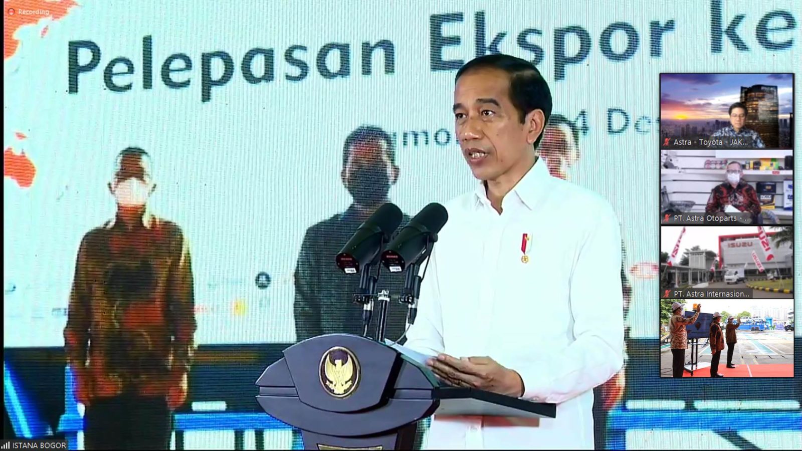 Presiden RI Joko Widodo memberikan sambutan pada acara Pelepasan Ekspor dari Indonesia ke Pasar Global yang diselenggarakan secara hybrid di 14 kota dan kabupaten, Jumat (4/12).