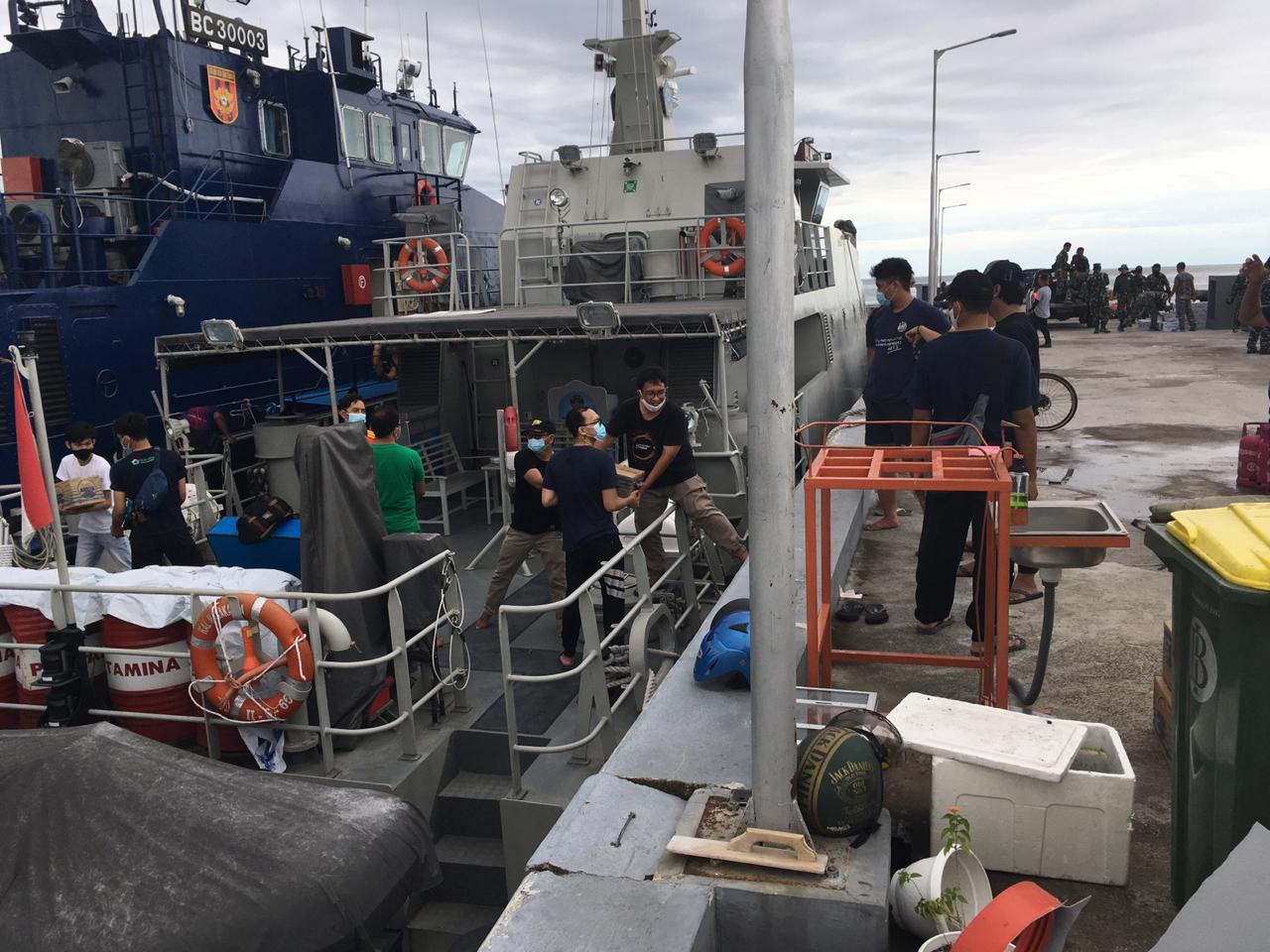 Kapal yang memuat bantuan logisitik bagi korban gempa Mamuju saat tiba di Lanal Mamuju sekira pukul 17.00.