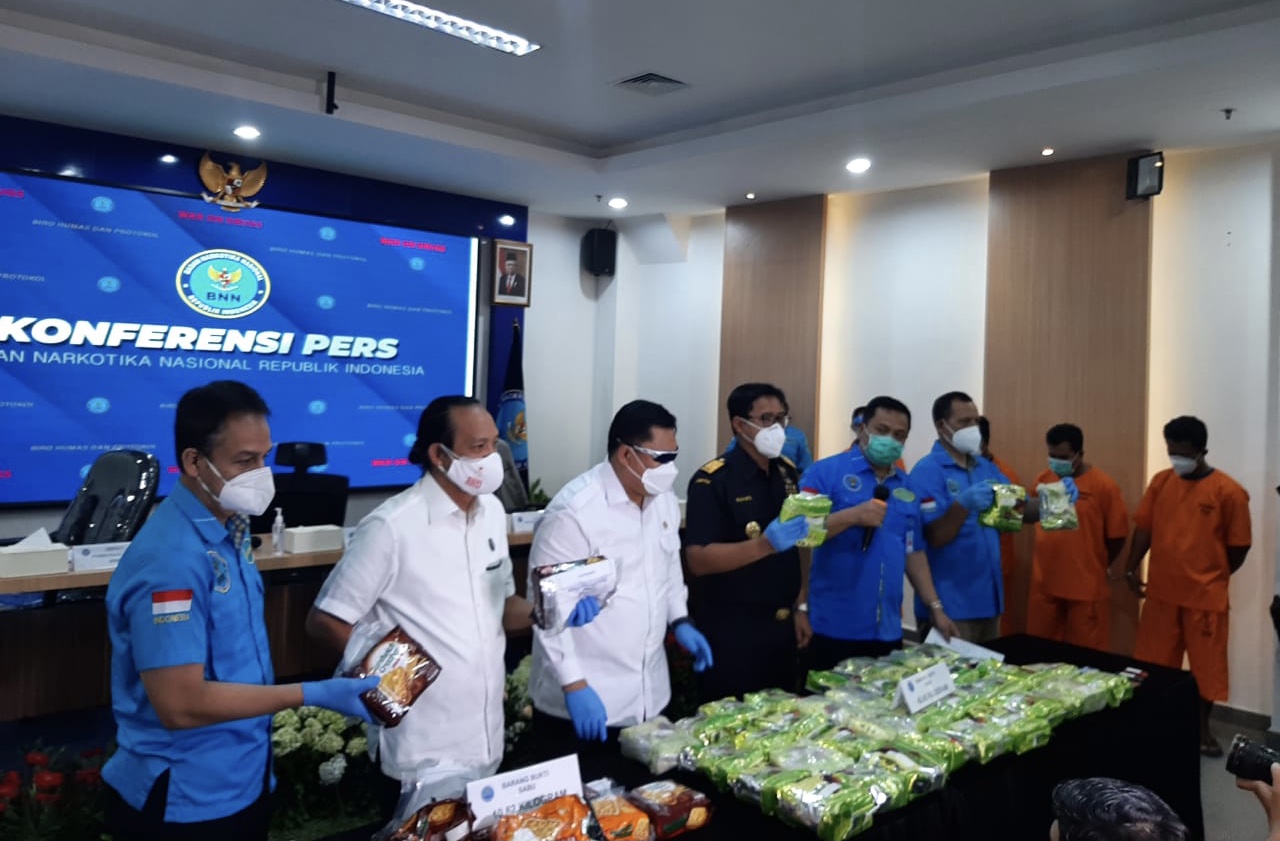 Petugas BNN dan DJBC saat memperlihatkan tersangka dan barang bukti penyeludupan narkotika.