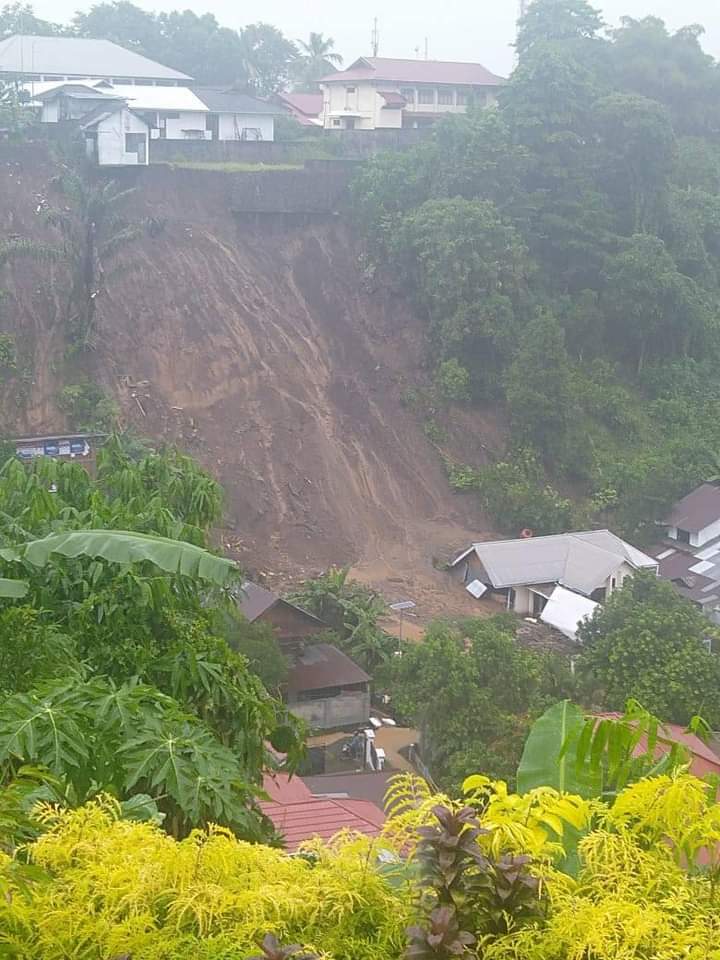 Longsor yang menimpa beberapa rumah di Lorong Sukacita, Kelurahan Tingkulu Kecamatan Wanea, Jumat (22/1).