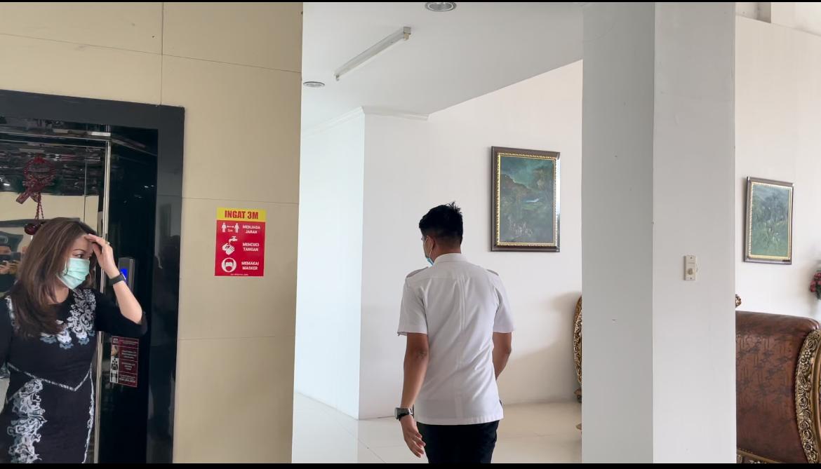 Michaela E Paruntu (MEP) saat tiba di lantai 3 kantor DPRD Sulut, Rabu (3/2).