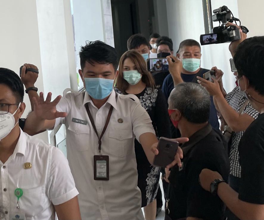 Michaela Elsiana Paruntu saat memasuki ruang Badan Kehormatan (BK).