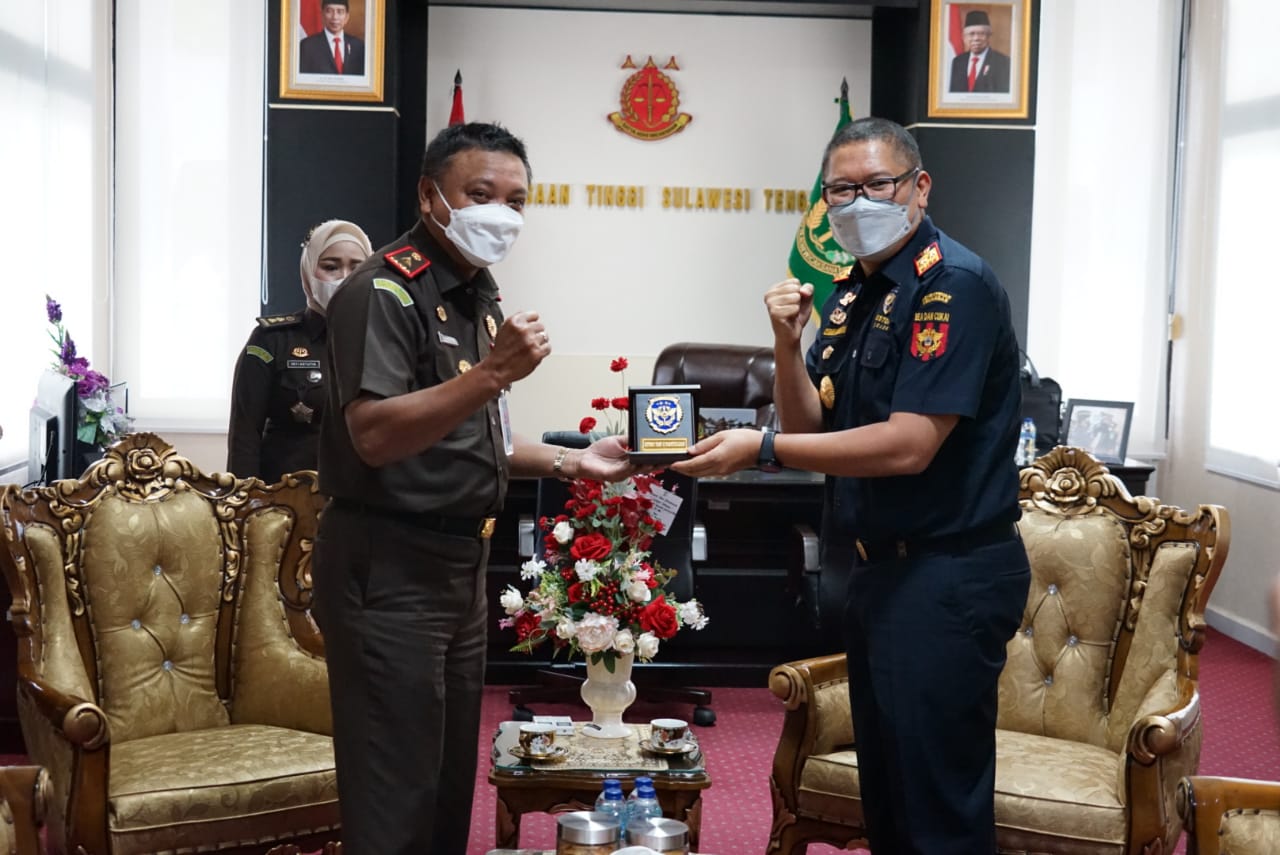 Kakanwil DJBC Sulbagtara Cerah Bangun bersama rombongan saat melakukan Kunker ke instansi penegak hukum Sulteng. (Dok DJBC)