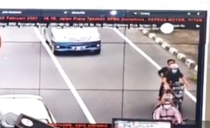 Contoh pelanggaran penumpang yang tidak memakai helm, terekam kamera ETLE RTMC Ditlantas Polda Sulut.