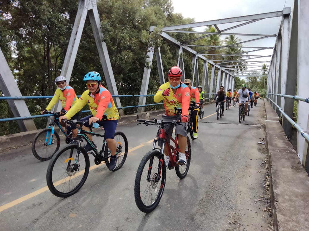 Kejari Talaud bersama Bupati dan Wakil Bupati Kabupaten Kepulauan Talaud saat gowes bersama. (Dok Kejari)