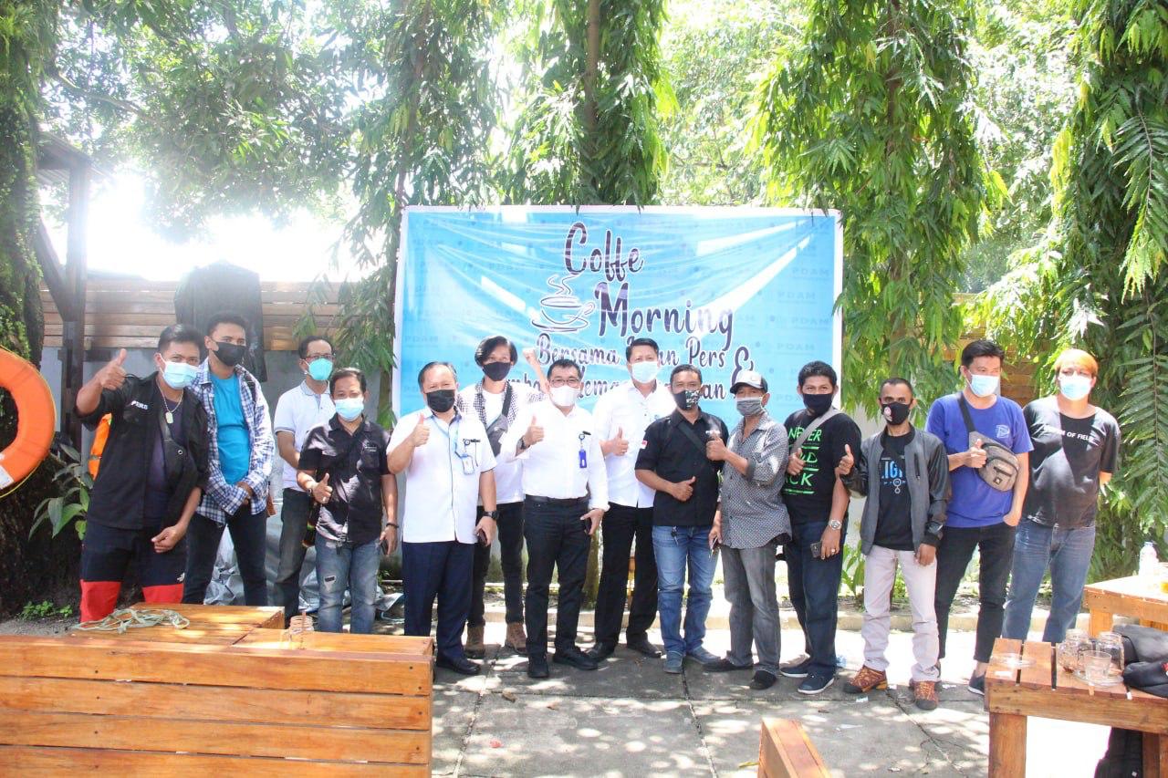 Direktur PDAM Duasudara Bitung Raymond Luntungan ST MT (tengah) saat coffee morning dengan masyarakat, insan pers, maupun pemerhati dalam bidang pelayanan air, Rabu (24/3).