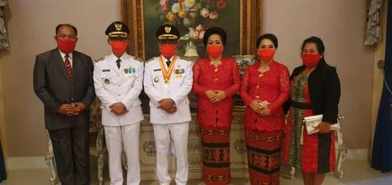 BERTERIMAKASIH: Sifri Mandak( Paling Kiri) bersama Maurits Mantiri dan Hengky Honandar. Serta Ketua TP PKK Rita Mantiri  Tangkudung dan Wakil Ketua TP PKK Ellen Honandar Sondakh.