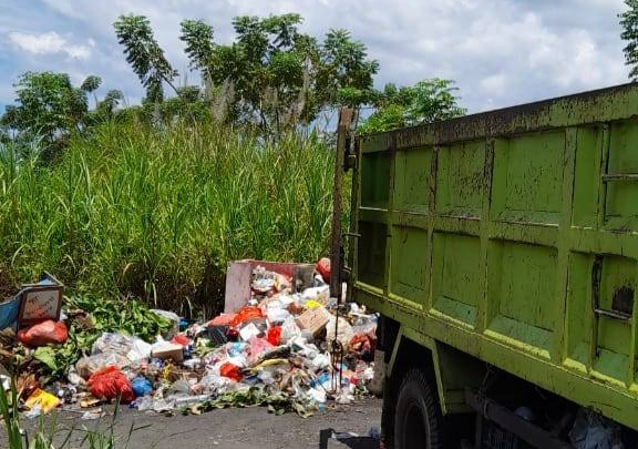 Tumpukan sampah di Kelurahan Wangurer, Kecamatan Girian yang belum diangkat.