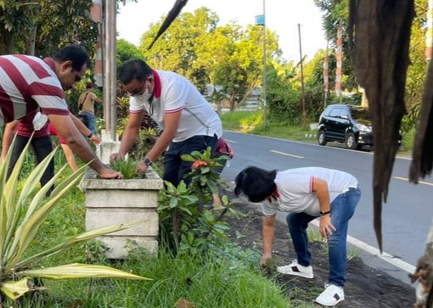 Wali Kota Bitung Maurits Mantiri bersama istri Rita Mantiri-Tangkudung ikut bersih-bersih di batas kota Bitug di Kelurahan Sagerat, Kecamatan Matuari waktu lalu.