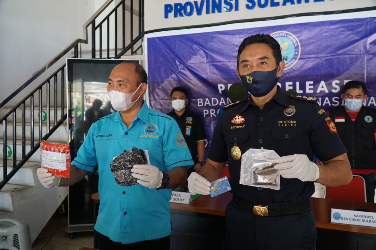 Kepala BNNP Sulut Brigjen Pol  Victor Lasut  didampingi Kepala Bidang Penindakan dan Penyidikan Kanwil Bea Cukai Sulbagtara Setiawan, saat melakukan konferensi pers, kemarin.