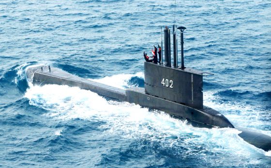 ARMADA PEMUKUL: Kapal Selam KRI Nanggala-403 saat latihan pratugas pengamanan perbatasan di perairan Pulau Karimunjawa pada 20 Januari 2017. (jpc)