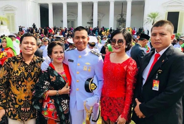 Potret keluarga Letda Laut (T) Rhesa Triutomo Sigar yang diunggah di akun media sosial kakaknya.