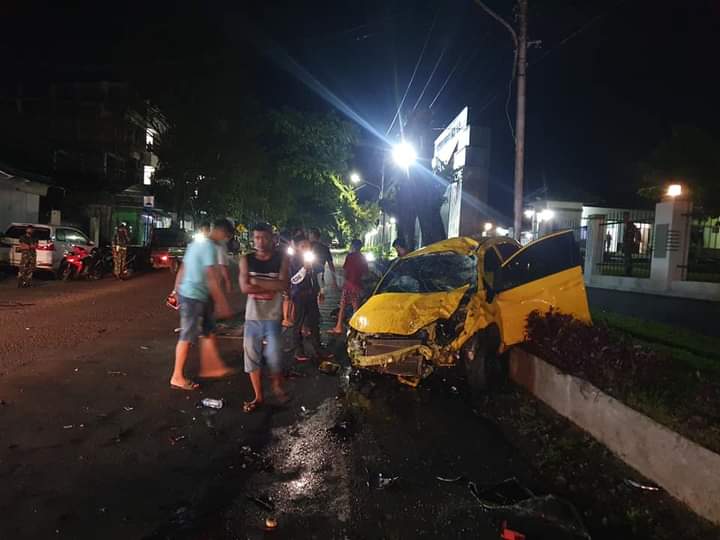 Kondisi mobil korban yang diduga anggota DPRD Kota Manado terlihat rusak parah akibat lakalantas (dok warga)