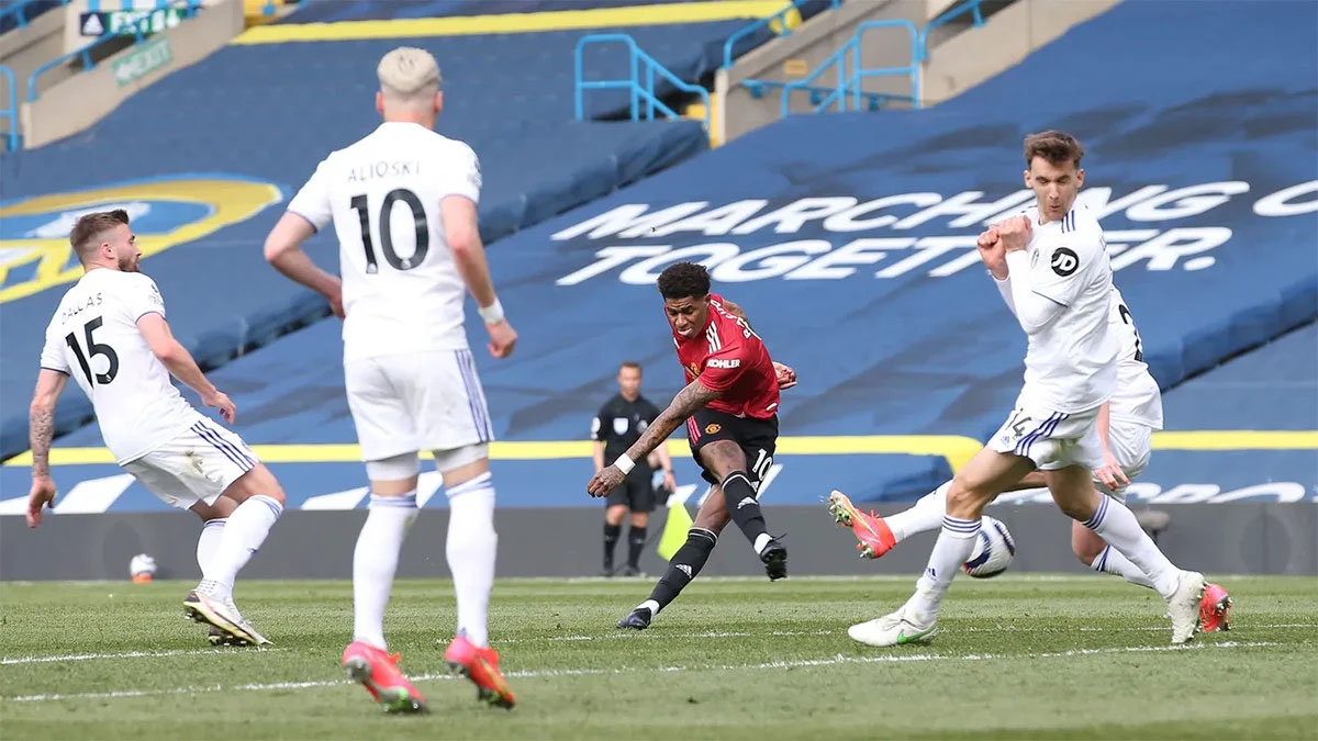 Penyerang MU Marcus Rashford melepaskan tembakan di tengah para pemain Leeds United. Foto: diambil dari premierleague
