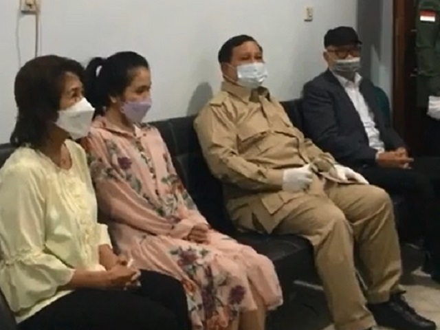 IKUT BERDUKA: Menhan RI Prabowo Subianto, memberi penguatan ke istri dan ibu Letda Sigar.