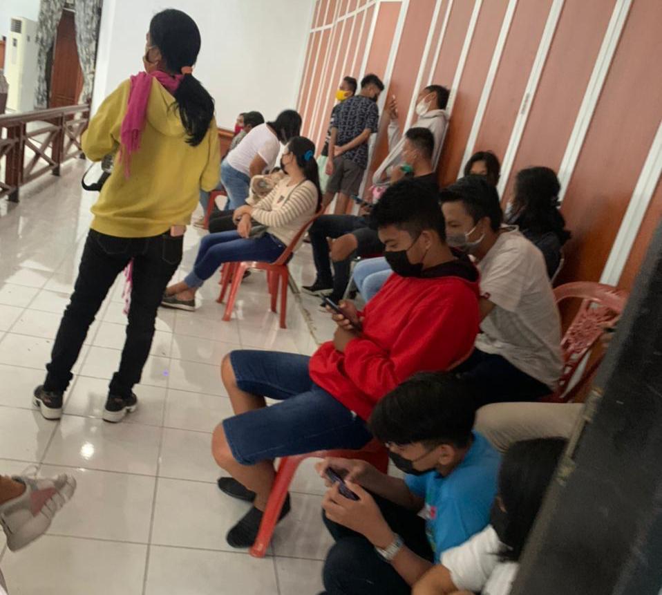 Warga Desa Sea yang menyampaikan aspirasi di Kantor DPRD Minahasa, Senin (26/4/2021).