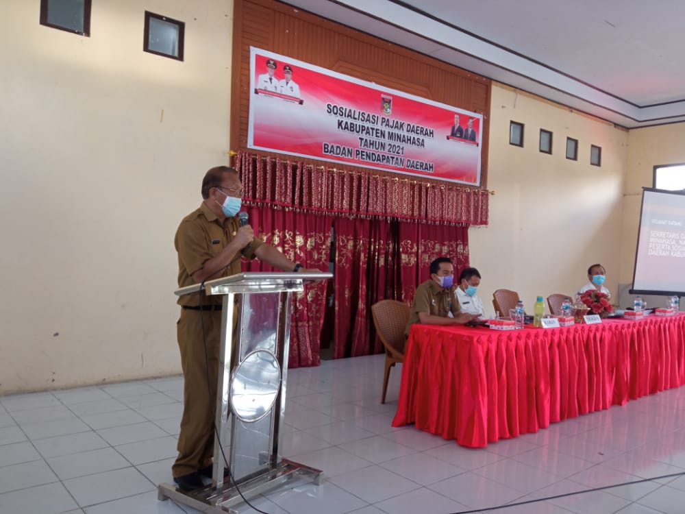 Sekkab Minahasa Frits Muntu memberikan penyampaian target PBB-P2, di Aula Imanuel Koya, saat sosialisasi pajak daerah, Selasa (27/04/2021)