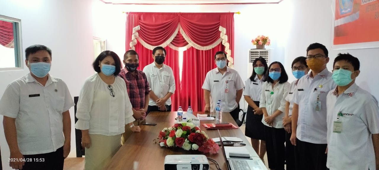 Kepala Bapelitbang Sulut dr Jemmy Lampus MKes (kelima dari kiri), Sekretaris Bapelitbang Sulut Ir Herny Korah MSi (kelima dari kanan), Ketua ASITA Provinsi Sulut Merry Karouwan (kedua dari kiri), Kepala Pusat Inovasi Kewirausahan Unsrat Dr Stenly Wulur MS