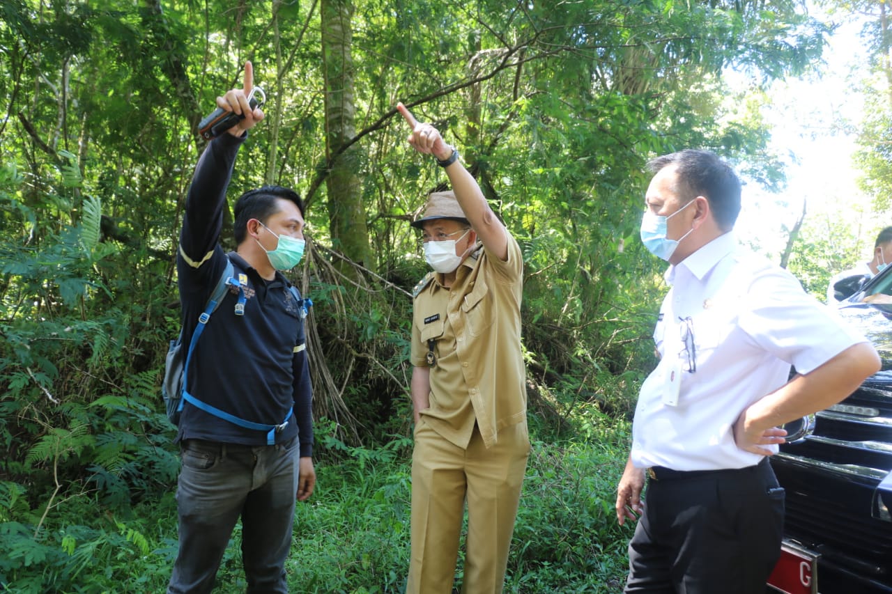 Wali Kota Tomohon Caroll Senduk (kanan) didampingi Wawali Tomohon Wenny Lumentut (tengah) meninjau perencanaan pembangunan jalan Kinilow-Tinoor, di Kelurahan Kinilow, Kota Tomohon, Rabu (28/4/2021).