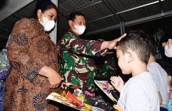 KSAL Laksamana TNI Yudo Margono dan Ketua Umum Jalasenastri Ny. Vero Yudo Margono melaksanakan silaturahmi kepada keluarga korban KRI Nanggala di Sidoarjo, Gresik dan Surabaya pada Selasa dan Rabu (28/4). Foto: Dispenal