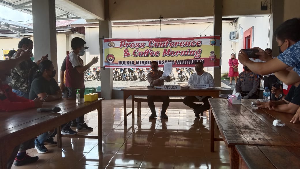 Kepolisian saat menyampaikan hasil labfor kasus kematian kepala BPBD Minsel beberapa waktu lalu.