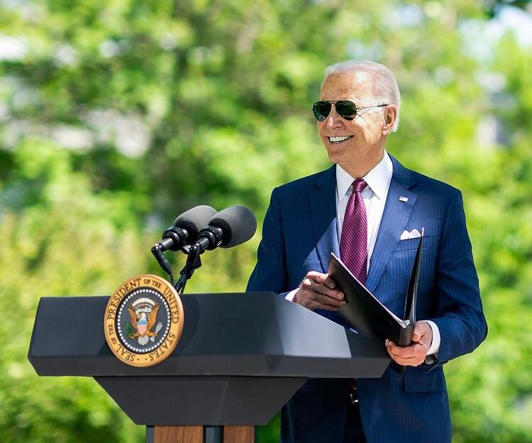 Presiden AS Joe Biden merayakan kesuksesan vaksinasi dengan berjalan-jalan singkat di Gedung Putih tanpa masker. (IG @potus)