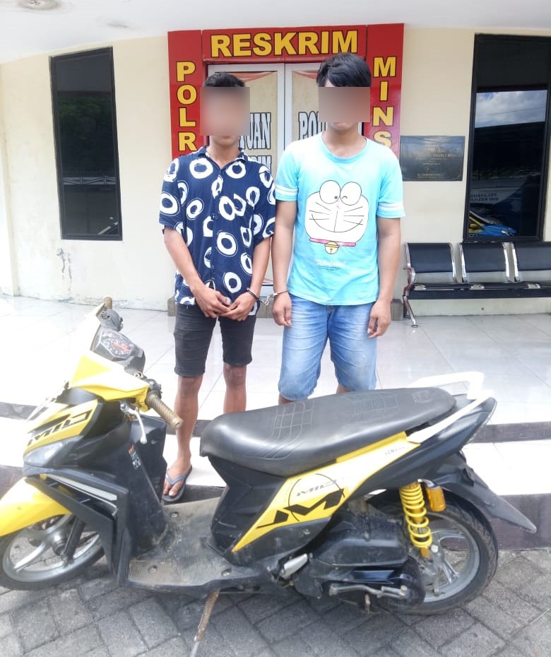 Kedua pelaku saat diamankan kepolisian di Mapolres Minsel.