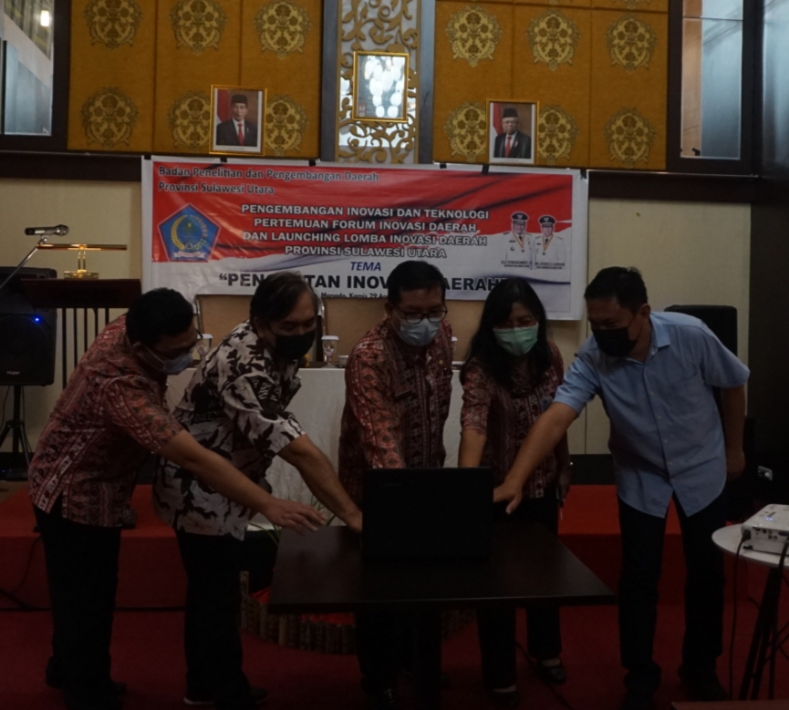 Sekretaris Provinsi Sulut Edwin Silangen SE MS diwakili Kepala Bapelitbang Sulut dr Jemmy Lampus MKes (tengah), didampingi Ir Herny Korah MSi (kedua dari kanan) Sekretaris Bapelitbang yang juga Ketua Panitia Lomba Inovasi Daerah 2021 resmi launching lomba