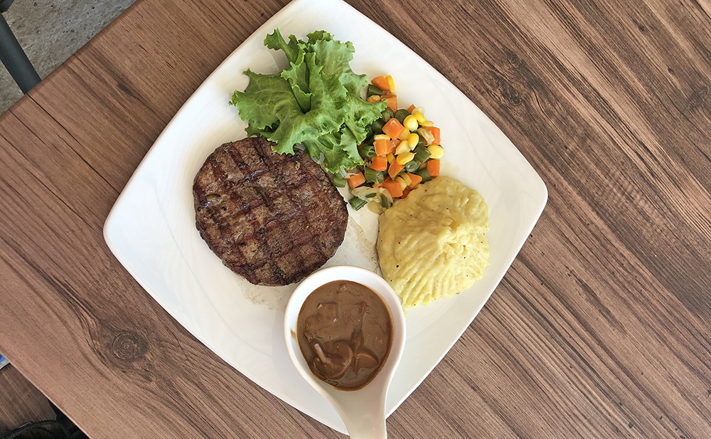Steak menjadi menu andalan di Top Up Steak House (Kenjiro/Manado Post)