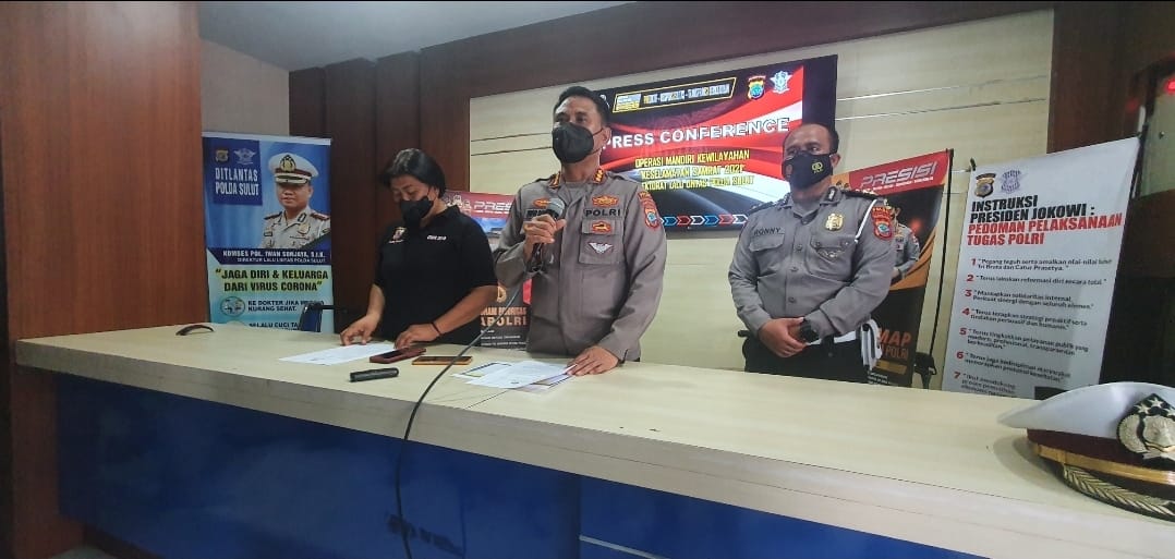 Dirlantas Polda Sulut Kombes Pol Iwan Sonjaya (tengah). (Foto: Grand Regar/Manado Post)