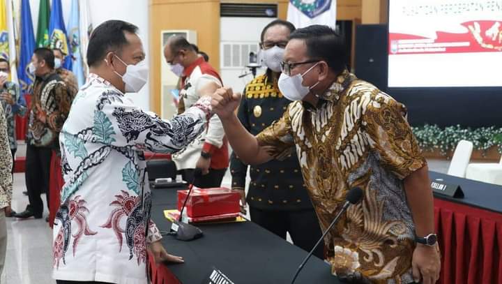 Mendagri Tito Karnavian bersalaman dengan Wali Kota Bitung Maurits Mantiri. (Protokol Pemkot Bitung)
