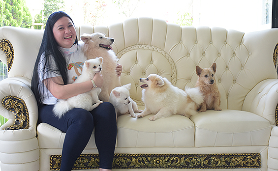 Maria Tielung bersama anjing-anjing kesayangan (Reza/Manado Post)