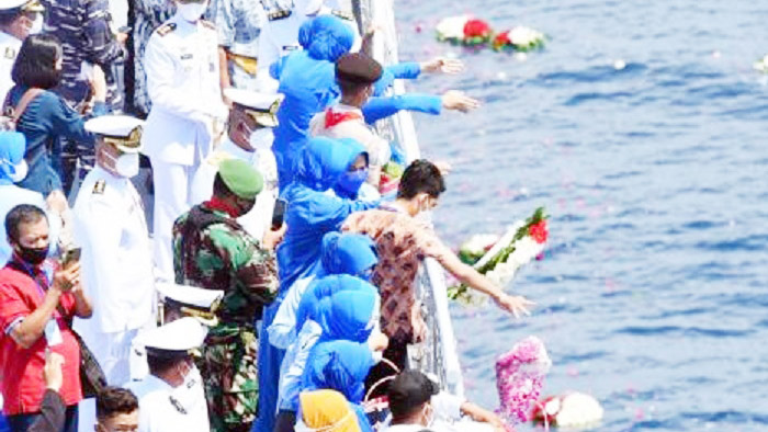 Keluarga awak KRI Nanggala 402 melakukan tabur bunga dari geladag Helly KRI Dr Soeharso-990 di perairan utara pulau Bali, Jumat (30/4).  (Foto: Ramada Kusuma/Jawa Pos Radar Banyuwangi)