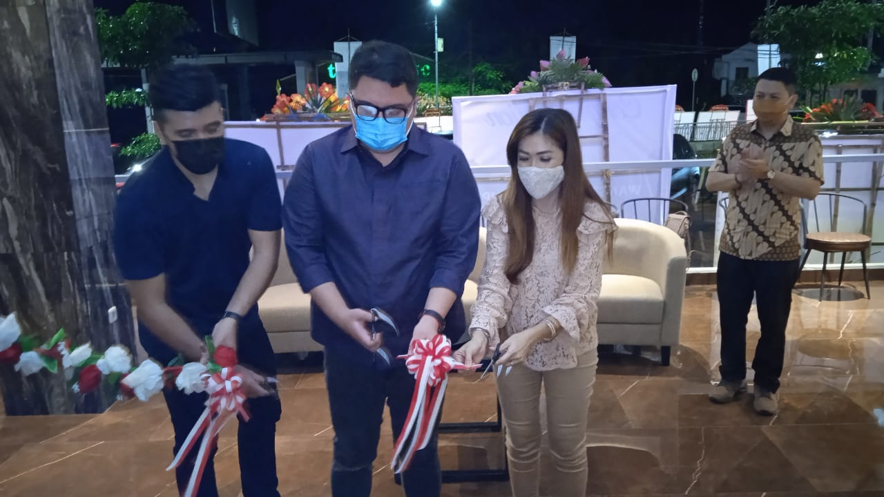 Ketua Kamar Dagang Indonesia Sulut Rio Dondokambey (tengah)bersama Owner Excelso Gerry Jordie Tamengkel (kiri) dan Fivie Tambajong (kanan) saat melakukan pengguntingan pita, sebagai tanda soft opening Excelso Paniki Manado, kemarin.