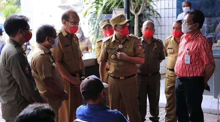 Bupati Minahasa Royke Roring (kedua dari kanan) bersama jajaran ketika memantau penyaluran BPUM di BRI Tondano, Kabupaten Minahasa, Provinsi Sulut, Jumat (30/04/2021).
